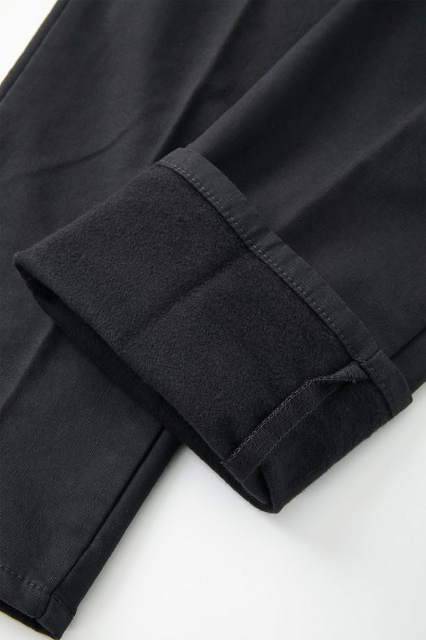 기모 스판 카고 팬츠 CPT176은 남성용으로, 가을과 겨울에 따뜻하게 입을 수 있는 긴 기장의 바지입니다. 차콜과 블랙 두 가지 색상으로 제공되며, 캐주얼, 워크웨어, 미니멀 스타일을 추구하는 분들께 적합합니다. 면, 폴리우레탄, 스판덱스, 기모 소재로 제작되어 신축성이 뛰어나고 보온성이 우수하며, 레귤러핏과 일자핏으로 편안한 착용감을 선사합니다. 플랩 카고 포켓과 리벳 서브 포켓 디테일이 돋보이며, 출근룩과 캠핑룩 등 다양한 TPO에 활용 가능합니다.
