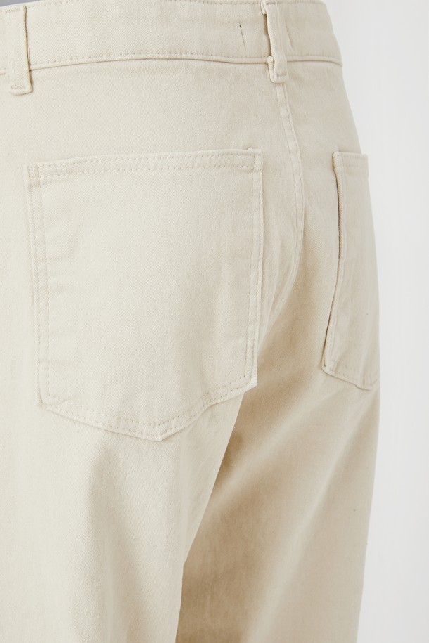 일자핏 사방 스판 기모 퍼티그 팬츠 CPT179는 남녀 모두 착용 가능한 겨울용 바지입니다. 면과 폴리우레탄 혼방 소재로 제작되어 편안한 착용감과 활동성을 제공하며, 안감 기모 처리로 보온성을 높였습니다. 캐주얼, 미니멀, 클래식 스타일을 아우르는 디자인으로, 일상 및 캐주얼한 착장에 활용하기 좋습니다. 블랙, 카키, 모카, 크림 4가지 색상으로 출시되어 다양한 스타일 연출이 가능합니다. 레귤러핏으로 제작되어 편안하면서도 깔끔한 실루엣을 연출합니다.
