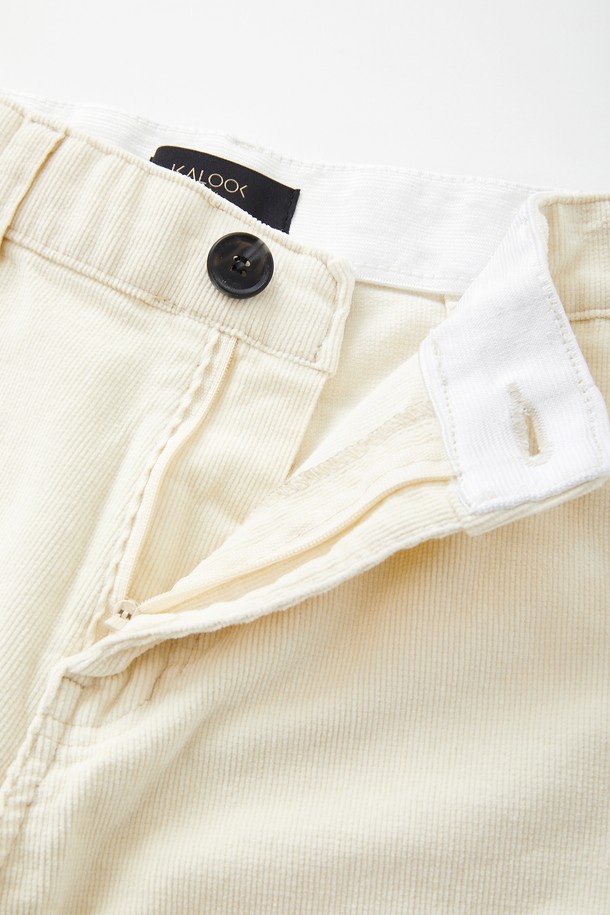 가을, 겨울 시즌에 안성맞춤인 밴딩 스판 경량 코듀로이 팬츠 CPT180입니다. 부드러운 촉감의 면, 폴리우레탄, 코듀로이 혼방 소재로 제작되어 편안한 착용감을 선사합니다. 허리 속 밴딩 디테일과 신축성 있는 소재로 활동성을 높였으며, 레귤러핏과 일자핏으로 베이직하고 캐주얼한 스타일을 연출합니다. 출근룩은 물론, 일상에서도 활용하기 좋은 아이템으로, 블랙, 카키, 모카, 크림 4가지 색상으로 만나보세요. 무지 디자인으로 어떤 상의와도 잘 어울려 미니멀하고 클래식한 스타일을 완성합니다.
