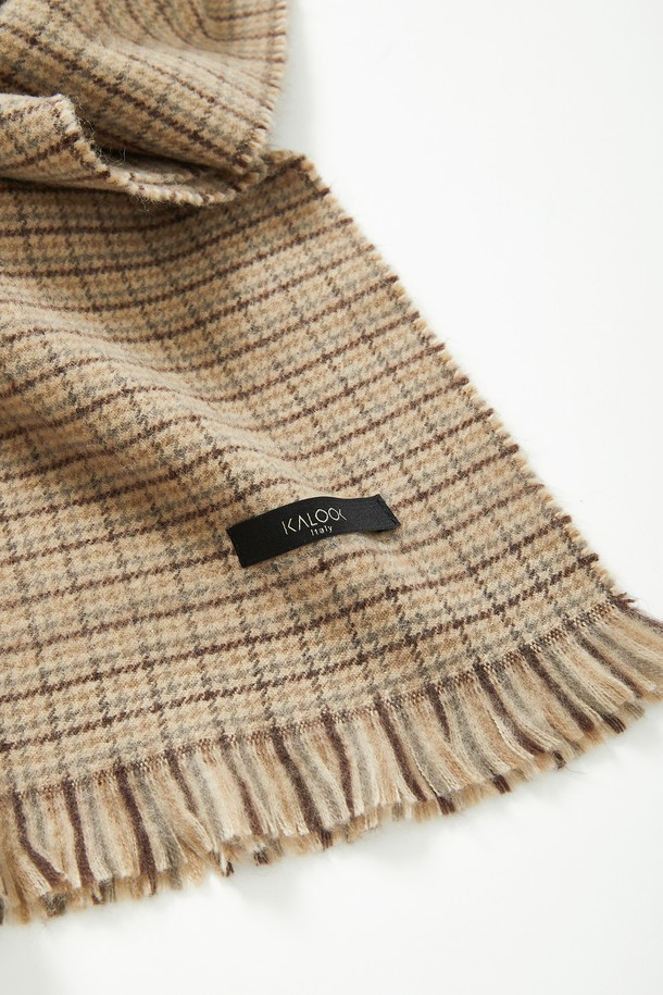 클래식 테슬 울 체크 머플러 CMU101은 겨울철 포근함과 스타일을 동시에 선사하는 머플러입니다. 베이지, 카키브라운, 딥베이지 3가지 색상으로 출시되어, 출근룩과 모임룩에 모두 잘 어울립니다. 아크릴과 울 소재 혼방으로 제작되어 부드러운 촉감과 뛰어난 보온성을 자랑하며, 두꺼운 두께감으로 따뜻하게 착용할 수 있습니다. 클래식한 체크 패턴과 테슬 디자인이 더해져 미니멀, 캐주얼 스타일에도 포인트 아이템으로 활용하기 좋습니다.
