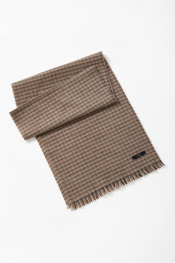 클래식 테슬 울 체크 머플러 CMU101은 베이지, 카키브라운, 딥베이지 3가지 색상으로 출시되어, 어떤 스타일에도 부드럽게 매치됩니다. 아크릴과 울 혼방 소재로 제작되어 부드러운 촉감과 뛰어난 보온성을 자랑하며, 봄, 가을, 겨울 세 계절 모두 활용 가능합니다. 체크 패턴과 테슬 디자인이 클래식하면서도 캐주얼한 무드를 선사하여, 출근룩이나 모임룩에 포인트를 더합니다. 데일리 머플러로 활용하여 스타일리시함과 따뜻함을 동시에 느껴보세요.
