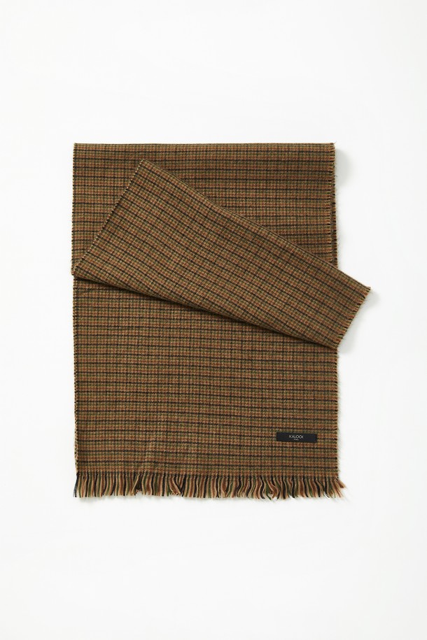 클래식 테슬 울 체크 머플러 CMU101은 베이지, 카키브라운, 딥베이지 3가지 색상으로 제공되는 공용 머플러입니다. 아크릴과 울 혼방 소재로 제작되어 봄, 가을, 겨울 모두 따뜻하게 착용할 수 있습니다. 클래식한 체크 패턴과 태슬 디테일이 돋보이며, 출근룩과 모임룩에 포인트를 더하기 좋습니다. 미니멀, 캐주얼 스타일에도 잘 어울려 다양한 코디에 활용 가능한 머플러입니다. 부드러운 촉감과 은은한 색감으로 고급스러운 분위기를 연출합니다.
