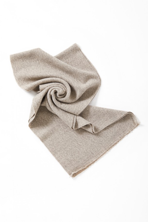 멀티컬러 보카시 머플러 CMU103은 블랙, 그레이, 아이보리, 베이지, 라이트브라운 5가지 색상으로 출시되어 겨울철 보온성을 책임지는 머플러입니다. 아크릴 소재로 제작되어 부드러운 촉감을 선사하며, 두꺼운 두께감과 보카시 무늬가 특징입니다. 출근룩과 연말 모임룩에 모두 잘 어울리는 클래식, 미니멀, 캐주얼 스타일을 연출할 수 있습니다. 수술 디테일이 포인트로 더해져 세련된 분위기를 더합니다. 데일리 머플러로 활용하여 따뜻하고 스타일리시한 겨울을 보내세요.
