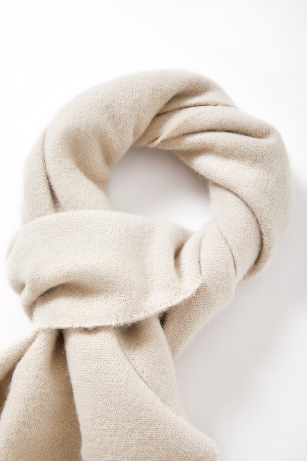 부드러운 아크릴 100% 소재로 제작되어 포근한 착용감을 선사하는 멀티컬러 보카시 머플러 CMU103입니다. 겨울철 추위를 막아주는 두꺼운 두께감으로 따뜻하게 착용할 수 있으며, 캐주얼 및 미니멀 스타일 모두 소화 가능한 베이직한 디자인입니다. 블랙, 그레이, 아이보리, 베이지, 라이트브라운 등 다양한 컬러 옵션으로 준비되어 있으며, 보카시 무늬와 수술 디테일이 포인트입니다. 남녀 공용으로 활용 가능하며, 일상에서 폭넓게 활용하기 좋은 머플러입니다.
