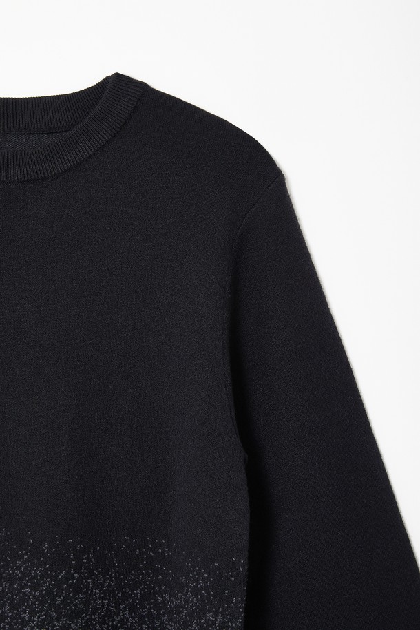 도트 그라데이션 라운드 니트 CNIT116은 남녀 공용으로, 블랙과 그레이 두 가지 색상으로 제공됩니다. 비스코스와 폴리에스테르 혼방 소재로 제작되어 부드러운 촉감과 좋은 신축성을 자랑합니다. 라운드넥에 긴소매 기장으로, 봄, 가을, 겨울 세 계절 모두 활용 가능합니다. 도트와 그라데이션 패턴이 돋보이는 베이직핏의 캐주얼 니트로, 미니멀하고 클래식한 스타일을 연출하기 좋습니다. 일상 및 캐주얼 룩에 편안하게 매치하여 모던한 분위기를 더해보세요.
