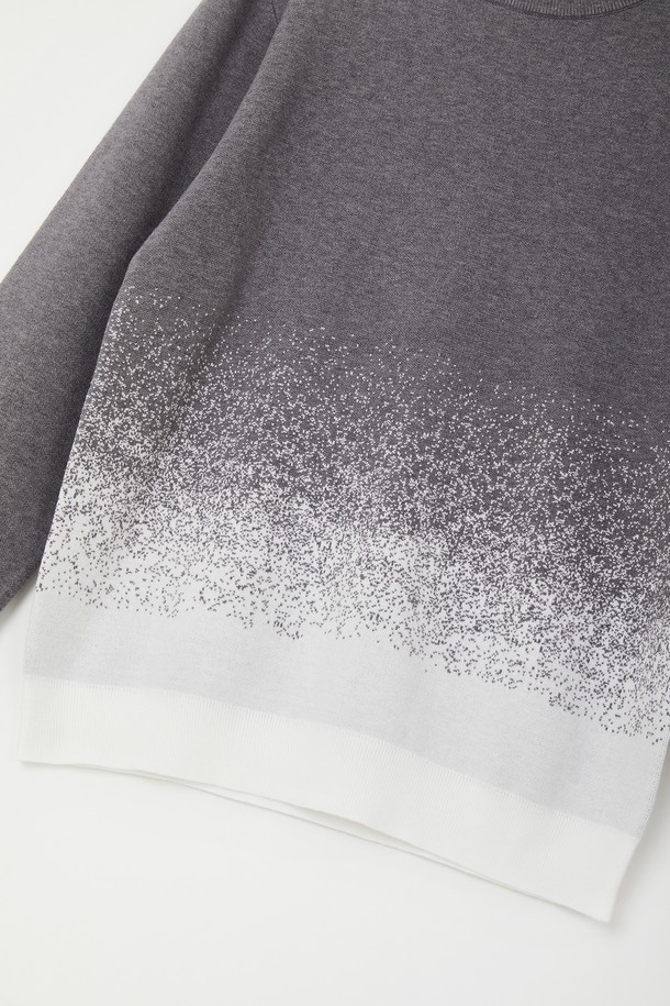 도트 그라데이션 라운드 니트 CNIT116은 남성용 상의 니트/스웨터입니다. 가을, 겨울 시즌에 어울리는 베이직하고 캐주얼한 스타일로, 출근룩과 비즈니스 캐주얼에 적합합니다. 라운드넥에 긴소매, 레귤러핏 디자인으로 제작되었으며, 비스코스, 폴리에스테르 혼방 소재로 부드러운 착용감과 좋은 신축성을 제공합니다. 블랙, 그레이 두 가지 컬러에 도트와 그라데이션 패턴이 돋보이는 레귤러 기장의 니트입니다. 캐주얼, 미니멀, 클래식 스타일을 연출하기 좋습니다.
