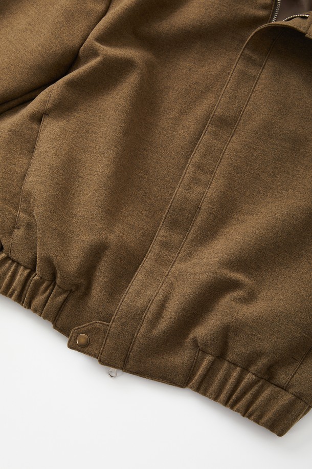 IKALOOK(이칼룩) 버프숄더 하이넥 블루종 점퍼 CJP106입니다. 캐주얼한 스타일의 무지 디자인으로, 봄, 가을에 데일리룩과 동네 마실룩, 봄 소풍룩에 적합합니다. 루즈핏으로 편안하게 착용 가능하며, 면, 레이온, 아크릴 혼방 소재로 제작되어 보통 두께감을 자랑합니다. 하이넥 디자인과 버프 숄더 디테일이 특징이며, 소매는 긴 소매, 여밈 방식은 스냅 버튼으로 간편하게 연출할 수 있습니다. 베이지, 블랙 두 가지 색상으로 만나보세요. 안감은 폴리에스터로 제작되었습니다. 
