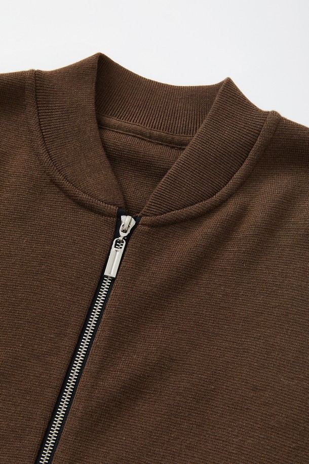 IKALOOK(이카룩) 니트 집업 블루종 가디건 CJP104는 남성을 위한 데일리 아우터입니다. 부드러운 촉감의 폴리에스터, 아크릴, 폴리아미드 혼방 소재로 제작되어 봄, 가을에 착용하기 좋습니다. 베이직핏으로 캐주얼하고 미니멀한 스타일을 연출하며, 집업 여밈 방식과 시보리 밑단, 소매가 특징입니다. 그레이, 블랙, 브라운 세 가지 색상으로 제공되며, 중간 두께감의 레귤러 기장으로 편안하게 착용할 수 있습니다.
