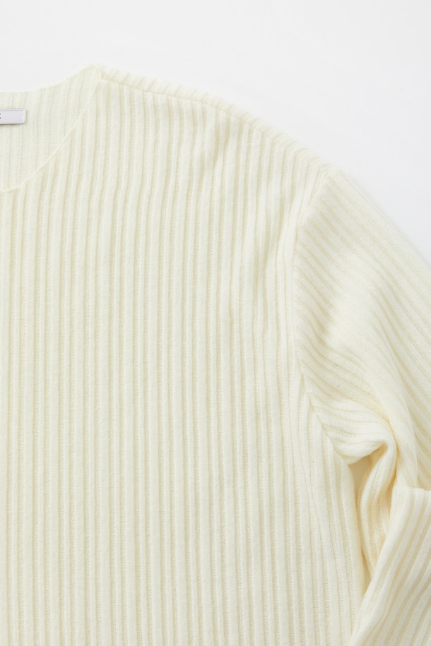 IKALOOK (이깔룩) 봄가을 라이트 골지 긴팔 니트 CNIT101는 여성스러운 데이트룩과 카페룩을 위한 베이직 스타일의 상의입니다. 부드러운 레이온 혼방 플리 원단으로 제작되어 편안한 착용감을 선사하며, 가을, 봄 시즌에 데일리 이너로 활용하기 좋습니다. 베이직핏에 브이넥 디자인으로 어떤 하의와도 잘 어울리는 실용적인 아이템입니다. 골지 패턴으로 은은한 포인트를 더했으며, 블랙, 아이보리, 브라운 세 가지 컬러로 만나볼 수 있습니다. 미니멀, 클래식, 캐주얼 등 다양한 스타일을 연출해보세요.
