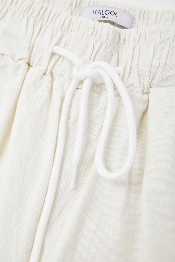 IKALOOK 린넨 워싱 밴딩 와이드 팬츠 CPT108는 린넨, 면, 스판덱스 혼방으로 제작되어 부드러운 촉감과 편안한 착용감을 선사합니다. 봄, 여름, 가을 시즌에 활용하기 좋은 긴 기장의 와이드핏 팬츠로, 블랙, 카키, 아이보리, 모카 4가지 색상으로 출시되었습니다. 넉넉한 실루엣과 사선 포켓 디자인으로 캐주얼하면서도 베이직한 스타일을 연출하며, 허리 밴딩으로 활동성을 높였습니다.
