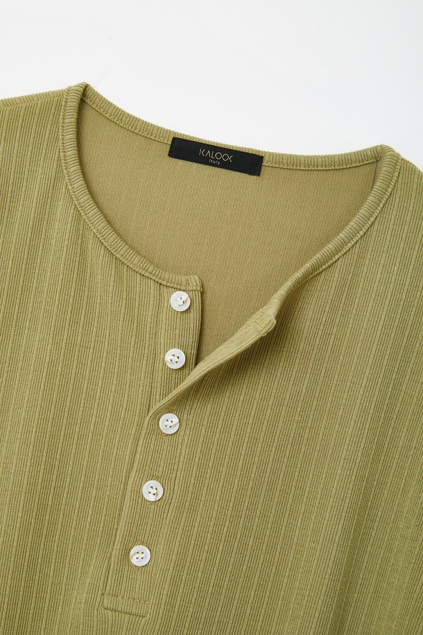 봄, 가을에 어울리는 헨리넥 긴팔 티셔츠입니다. 카키와 올리브 두 가지 색상으로 출시되어, 베이직하면서도 캐주얼한 스타일을 연출하기 좋습니다. 부드러운 면 소재로 제작되어 편안한 착용감을 선사하며, 레귤러핏으로 제작되어 부담 없이 착용할 수 있습니다. 버튼 디테일이 돋보이는 디자인으로, 일상복뿐만 아니라 출근룩으로도 활용 가능합니다.
