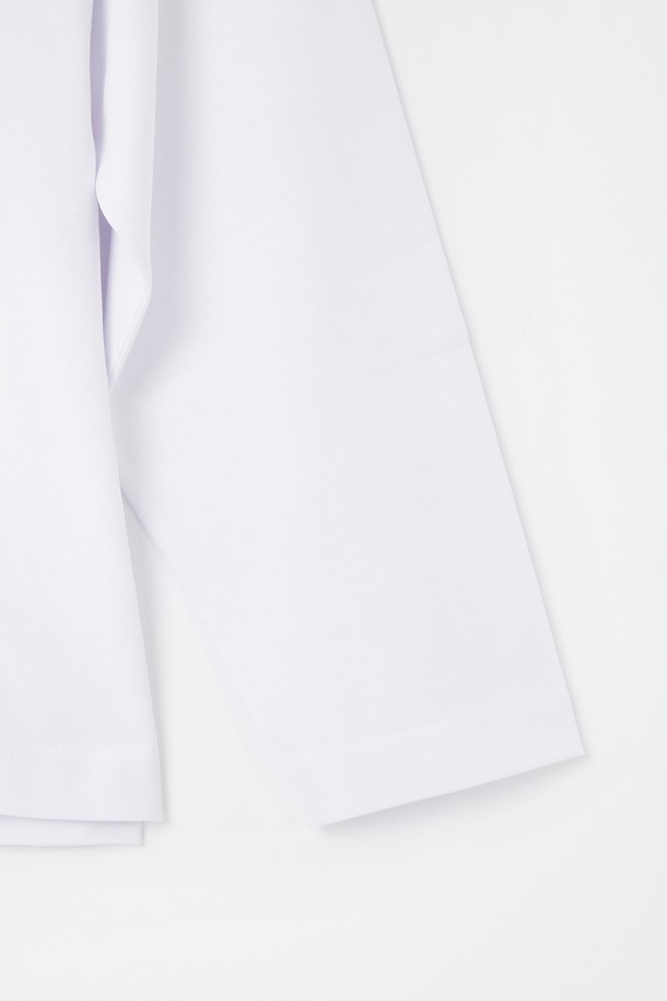 부드러운 촉감이 특징인 루즈핏 수피마 코튼 긴팔 티셔츠 CTEE108입니다. 봄, 가을에 어울리는 베이직하고 캐주얼한 스타일로, 편안하게 착용하기 좋습니다. 라운드넥 디자인에 무지 패턴으로 어떤 옷에도 쉽게 매치할 수 있으며, 넉넉한 루즈핏으로 활동성을 높였습니다. 고급 수피마 코튼 원단을 사용하여 부드러운 착용감을 선사합니다. 일상에서 편안하게 즐겨 입을 수 있는 기본 아이템입니다.
