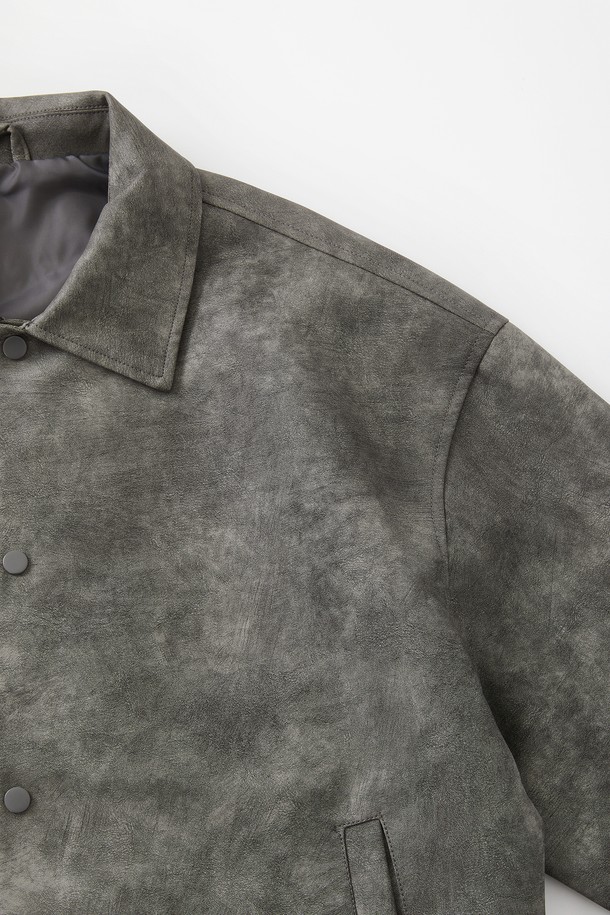 봄, 가을에 어울리는 오버핏 밴딩 에코레더 점퍼 CJP110입니다. 부드러운 촉감의 에코레더(합성가죽) 소재로 제작되었으며, 캐주얼한 무드의 그레이 컬러 무지 디자인입니다. 넉넉한 오버핏으로 편안한 착용감을 선사하며, 밴딩 및 스트라이프 립 디테일이 특징입니다. 데이트룩, 모임룩, 미니멀, 시크, 캐주얼 스타일 모두 소화 가능한 활용도 높은 아이템입니다. 긴 소매 기장의 집업 스타일 점퍼로 간절기 스타일링에 제격입니다.
