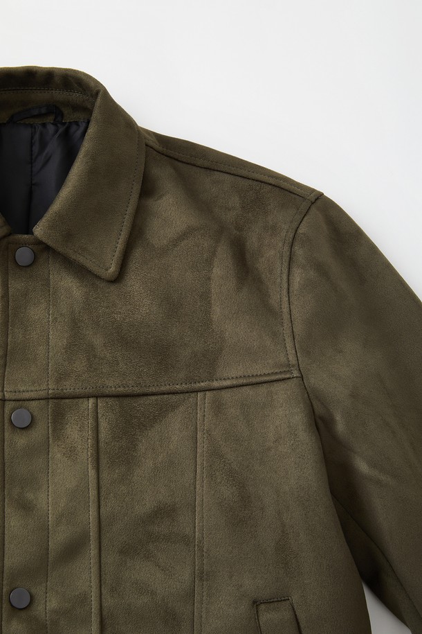 봄, 가을에 어울리는 '카라넥' 버튼 스웨이드 재킷 CJP111입니다. 부드러운 촉감의 스웨이드 소재로 제작되었으며, 레귤러 핏에 중간 두께감으로 간절기에 활용하기 좋습니다. 카키, 올리브 두 가지 색상으로 출시되어, 캐주얼 및 베이직 스타일을 연출하기 용이합니다. 긴 소매와 버튼 디테일이 돋보이며, 데일리룩에 포인트를 더해줍니다. 다양한 하의와 매치하여 클래식하고 미니멀한 무드를 즐겨보세요.
