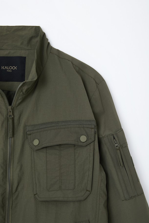 봄, 가을 간절기에 활용하기 좋은 미들넥 빅포켓 블루종 점퍼 CJP118입니다. 캐주얼하고 베이직한 스타일로, 데일리룩은 물론 출근룩까지 폭넓게 소화 가능합니다. 카키와 올리브 두 가지 색상으로 출시되어, 취향에 맞는 색상을 선택하여 연출할 수 있습니다. 중간 두께감으로 간절기 날씨에 적합하며, 넉넉한 레귤러핏으로 편안한 착용감을 선사합니다. 집업 스타일과 긴 소매, 빅포켓 디테일이 돋보이는 디자인입니다.
