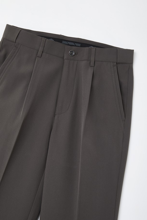 세련된 남성 스타일을 위한 봄/가을 시즌 필수 아이템, "봄가을 스판 밴딩 원턱 슬랙스 팬츠 CPT118"입니다. 베이직하고 클래식한 디자인으로 출근룩과 비즈니스 캐주얼에 완벽하게 어울립니다. 부드러운 스판 소재와 밴딩 디테일, 그리고 활동성을 더하는 원턱 디자인으로 편안한 착용감을 선사합니다. 얇은 두께감과 레귤러핏으로 제작되어 봄, 가을 시즌에 활용도가 높으며, 미니멀하고 클래식한 스타일을 연출하기 좋습니다. 그레이 컬러의 무지 디자인으로 다양한 상의와 쉽게 매치하여 폭넓은 스타일을 소화할 수 있습니다.
