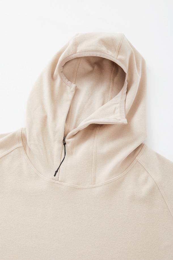 **액티브 하이넥 플리스 후드티 CTEE109**는 부드러운 촉감의 플리스 소재로 제작되어 가을, 겨울철 따뜻하게 입을 수 있는 남녀 공용 후드티입니다. 하이넥 디자인과 후드가 있어 보온성을 높였으며, 레귤러핏으로 편안한 착용감을 제공합니다. 베이지, 아이보리 두 가지 색상으로 출시되어 일상복뿐만 아니라 스포츠 활동 시에도 활용 가능합니다. 무지 디자인으로 어떤 스타일에도 쉽게 매치할 수 있으며, 캐주얼, 스포티, 미니멀 스타일을 즐겨 입는 분들께 추천합니다. 특히 산책룩, 캠핑룩으로 활용하기 좋습니다.
