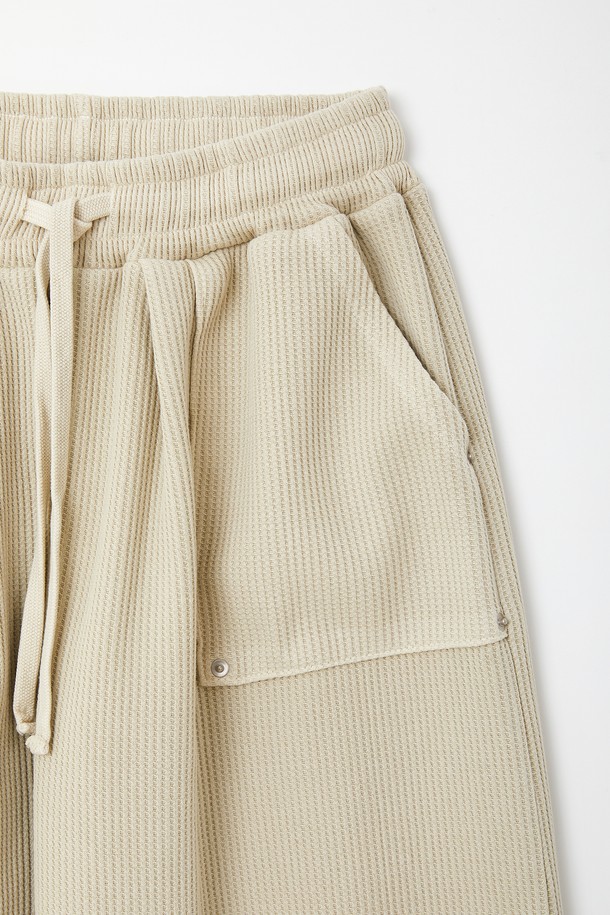 하이퀄리티 와플 밴딩 밴츠 CPT125는 편안한 착용감과 스타일리시함을 동시에 만족시키는 반바지입니다. 부드러운 면 소재로 제작되어 얇고 가벼워 봄, 여름철 데일리룩으로 제격입니다. 와플 패턴과 루즈핏 디자인은 캐주얼하면서도 베이직한 무드를 연출하며, 허리 밴딩과 스트링으로 편안한 착용감을 선사합니다. 여행룩, 휴가룩, 미니멀 스타일을 즐겨 입는 분들께 추천하는 아이템입니다. 베이직한 컬러인 베이지 색상으로 어떤 상의와도 쉽게 매치할 수 있습니다.
