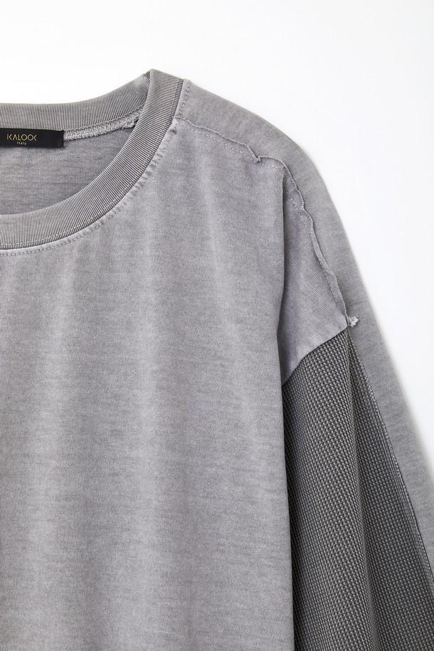 언밸런스 피그먼트 와플 긴팔 티셔츠 CTEE112는 캐주얼과 미니멀 스타일을 선호하는 분들을 위한 데일리 아이템입니다. 부드러운 면 소재에 얇은 두께감으로 편안한 착용감을 선사하며, 봄, 가을 간절기에 활용하기 좋습니다. 릴랙스 핏과 라운드넥 디자인으로 편안함을 더하고, 언밸런스 디자인과 피그먼트 워싱으로 은은한 포인트를 주었습니다. 그레이 컬러의 와플 패턴 긴팔 티셔츠로, 다양한 하의와 매치하여 스타일리시한 룩을 연출해보세요.
