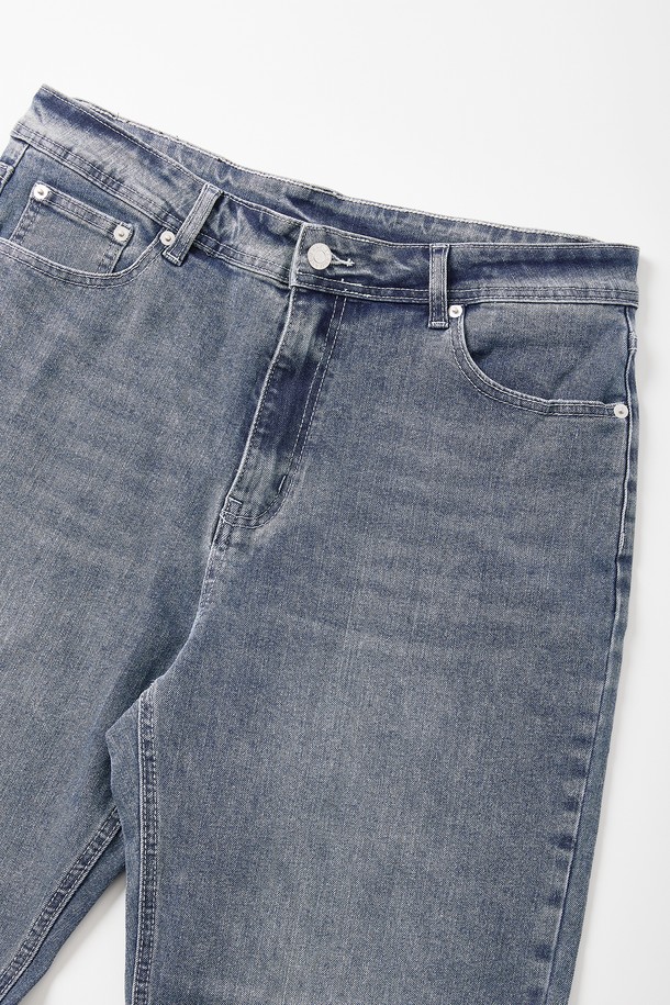 **스트레이트핏 워싱 스판 데님 팬츠 CJN104**는 봄, 여름, 가을 계절에 활용하기 좋은 남성용 데님 팬츠입니다. 캐주얼 및 베이직 스타일을 기반으로, 데이트룩과 출근룩 등 다양한 TPO에 적합합니다. 무지 디자인에 워싱 디테일이 더해져 자연스러운 멋을 연출하며, 스판덱스 혼방으로 편안한 착용감을 제공합니다. 스트레이트핏으로 어떤 상의와도 쉽게 매치하여 미니멀, 클래식 스타일을 완성할 수 있습니다.
