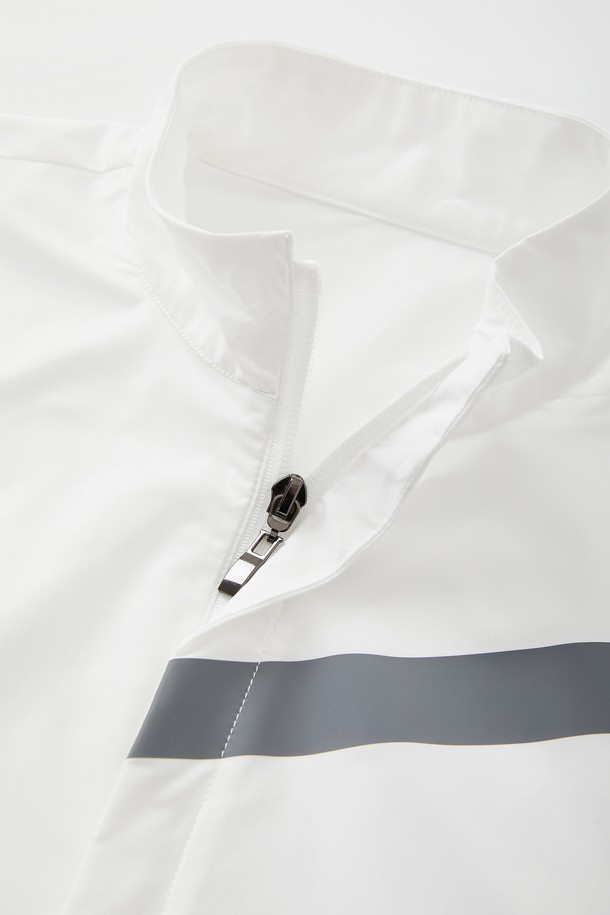 히든 집업 스판 바람막이 점퍼 CJP122는 남녀 공용으로, 봄, 여름, 가을에 활용하기 좋은 캐주얼하고 스포티한 스타일의 바람막이입니다. 무지 디자인에 화이트, 블랙 두 가지 색상으로 출시되었으며, 얇고 가벼운 폴리에스터와 폴리우레탄 혼방 소재로 제작되어 편안한 착용감을 제공합니다. 베이직핏에 허리 밴딩과 히든 포켓 디테일을 더하여 실용성을 높였으며, 방풍 기능으로 스포츠 활동이나 일상생활에서 쾌적하게 착용할 수 있습니다.
