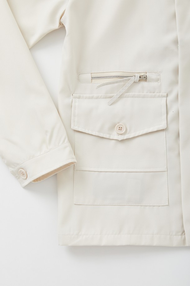 봄 가을에 어울리는 카라넥 체크 집업 점퍼 CJP112입니다. 베이직하고 캐주얼한 스타일로, 블랙과 아이보리 두 가지 색상으로 제공됩니다. 폴리에스터 소재로 제작되어 내구성이 뛰어나며, 봄 소풍룩이나 가을 나들이룩에 적합합니다. 레귤러 기장에 긴 소매, 베이직핏으로 편안하게 착용 가능하며, 이중 지퍼와 플랩 디테일이 돋보입니다. 캐주얼, 미니멀, 클래식한 스타일을 연출하기에 좋습니다.
