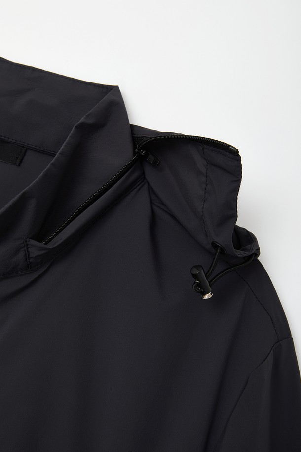 **퀵드라이 러닝 후드 집업 바람막이 CJP123**은 남성용 아우터로, 러닝, 일상, 스포츠 활동에 적합한 바람막이입니다. 네이비와 차콜 두 가지 색상으로 출시되었으며, 봄, 가을 계절에 착용하기 좋습니다. 얇고 부드러운 나일론과 스판덱스 혼방 소재로 제작되어 가볍고 편안한 착용감을 제공하며, 퀵 드라이 기능으로 땀을 빠르게 흡수하고 건조시켜 쾌적함을 유지합니다. 레귤러핏 디자인에 후드 타입, 집업 스타일로 활동성을 높였으며, 사이드 벤틸레이션과 통기성을 갖춰 운동 시에도 쾌적함을 유지합니다. 스포티하고 캐주얼한 스타일을 연출하며, 무지 패턴으로 어떤 옷에도 잘 어울립니다.
