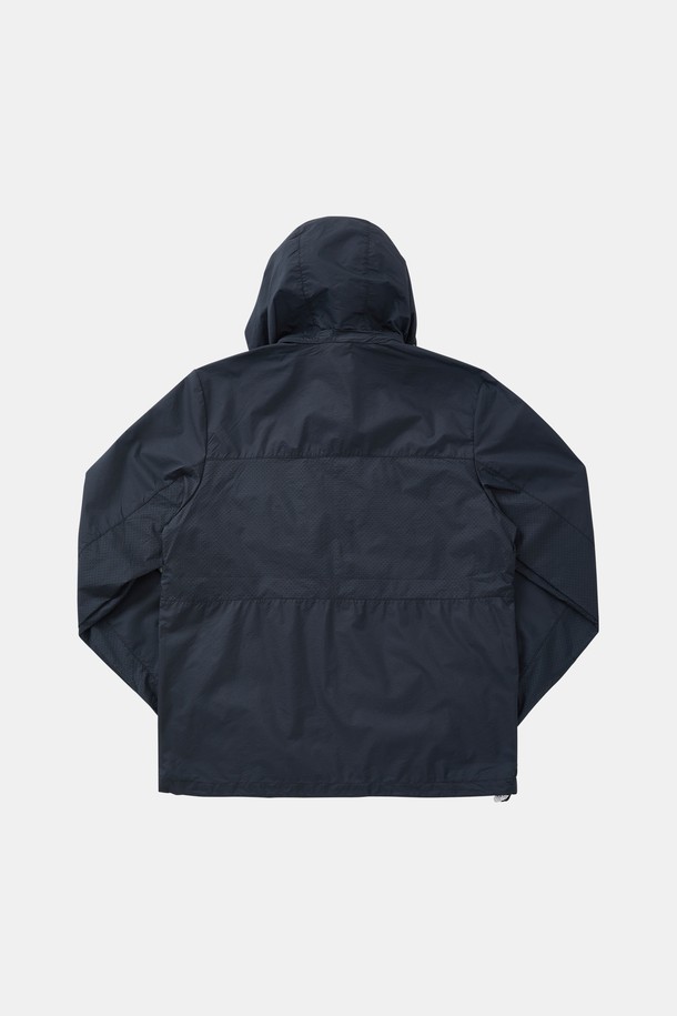 **후드 탈부착 퀵드라이 윈드브레이커 CJP119**는 남성용 아우터로, 봄, 여름, 가을 시즌에 적합한 윈드브레이커입니다. 튼튼한 나일론 소재로 제작되어 방풍 기능과 퀵드라이 기능을 갖춰 쾌적한 착용감을 제공합니다. 데일리웨어와 아웃도어 활동 모두에 활용 가능하며, 베이직하고 스포티한 스타일을 연출합니다. 네이비, 화이트, 다크 그린 세 가지 색상으로 출시되었으며, 탈부착 가능한 후드와 밑단 스트링 디테일로 실용성을 더했습니다. 여행, 산책, 등산 시 편안하고 스타일리시하게 착용할 수 있는 아이템입니다.
