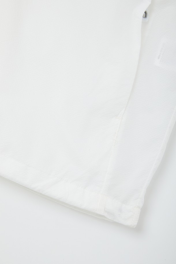 후드 탈부착 퀵드라이 윈드브레이커 CJP119는 다크그린, 네이비, 화이트 세 가지 색상으로 출시되어 데일리웨어와 아웃도어 활동에 적합한 윈드브레이커입니다. 얇은 두께의 나일론 소재로 제작되어 봄, 여름, 가을 간절기에 활용하기 좋으며, 튼튼한 촉감과 베이직한 디자인으로 캐주얼, 미니멀, 고프코어 스타일을 연출할 수 있습니다. 탈부착 가능한 후드와 밑단 스트링 디테일이 있어 다양한 스타일링이 가능하며, 속건 기능으로 쾌적함을 유지합니다. 여행룩, 산책룩, 캠핑룩 등 다채로운 TPO에 적합한 활용도를 자랑합니다.
