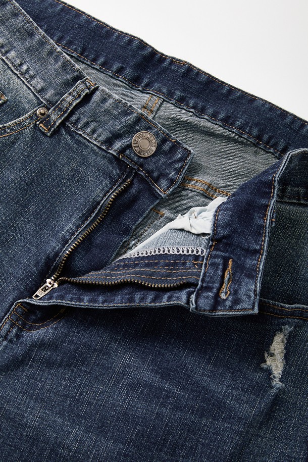 레귤러핏 포켓 데미지 스판 청바지 CJN107는 캐주얼 스타일을 선호하는 분들을 위한 딥블루 컬러의 긴 기장 청바지입니다. 봄, 여름, 가을, 겨울 사계절 모두 착용 가능하며, 데이트룩, 쇼핑룩 등 다양한 TPO에 활용할 수 있습니다. 면, 폴리에스터, 스판 소재 혼방으로 제작되어 편안한 착용감을 선사하며, 레귤러핏과 슬림핏 두 가지 핏으로 만나볼 수 있습니다. 포켓 리벳 디테일과 가죽 패치 디테일, 워싱 가공이 더해져 트렌디한 매력을 더합니다. 미니멀, 클래식 스타일을 즐겨 입는 분들께 추천합니다.
