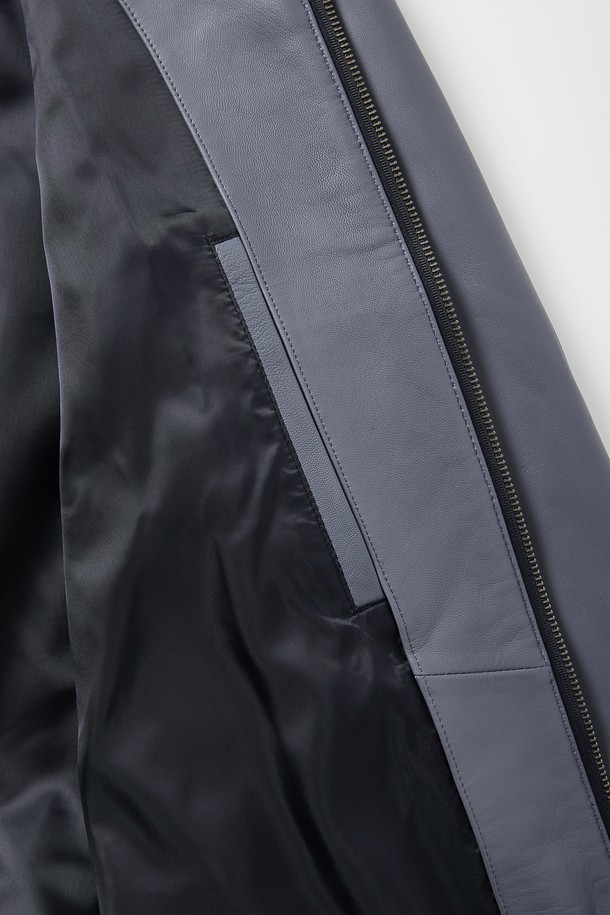 이 멀티 컬러 솔리드 양가죽 집업 점퍼 CLJP107은 이탈리아산 양가죽으로 제작되었으며, 부드러운 촉감이 특징입니다. 블루, 베이지, 블랙, 네이비 색상으로 제공되며, 신축성 있는 밑단 시보리 디테일과 폴리에스터 100% 안감으로 편안함을 더했습니다. 베이직핏의 레귤러 기장으로 봄, 여름, 가을, 겨울 일상복으로 스타일리시하게 연출할 수 있는 남성용 아우터입니다.
