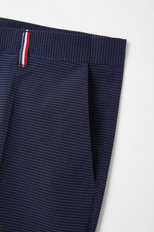 데일리앤 오피스 스판 밴딩 슬랙스 CPT123은 남성용 긴바지 슬랙스로, 봄, 여름, 가을에 입기 좋습니다. 블루, 네이비 색상으로 출시되었으며, 폴리에스터와 스판덱스 혼방 소재를 사용하여 신축성이 뛰어나 편안한 착용감을 제공합니다. 히든 밴딩으로 깔끔함을 더했으며, 오피스룩은 물론 일상복으로도 활용하기 좋은 베이직하고 클래식한 스타일의 슬랙스입니다.
