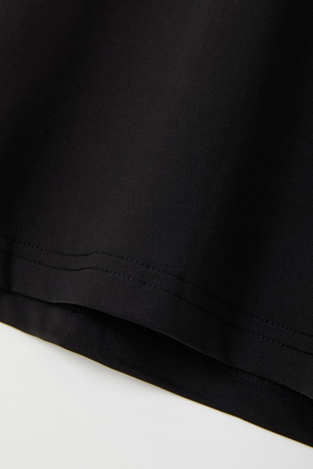 남성용 라이프앤 스포츠 미들넥 긴팔 티셔츠 CTEE110입니다. 블랙과 화이트 두 가지 색상으로 출시되었으며, 폴리에스터와 폴리우레탄 혼방 소재로 제작되어 뛰어난 신축성을 제공합니다. 골프, 야외 활동 등 다양한 활동에 적합하며, 봄, 여름, 가을, 겨울 사계절 모두 착용 가능합니다. 심플하고 스포티한 스타일의 베이직핏 긴팔 티셔츠로, 이너웨어로 활용하거나 장시간 착용 시에도 편안함을 느낄 수 있습니다.
