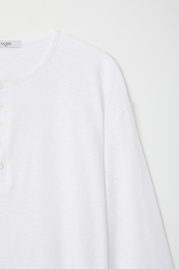 루즈핏 헨리넥 긴팔 티셔츠 CTEE113는 베이직하고 심플한 스타일의 공용 티셔츠입니다. 면 소재로 제작되어 부드럽고 가벼운 촉감을 선사하며, 봄, 가을에 데일리 또는 이너로 활용하기 좋습니다. 헨리넥 디자인과 루즈핏으로 편안한 착용감을 제공하며, 화이트, 베이지, 블랙, 네이비 등 4가지 컬러로 출시되었습니다. 집콕룩, 출근룩 등 다양한 TPO에 맞춰 미니멀, 캐주얼, 클래식 스타일을 연출할 수 있습니다. 이너 또는 단독으로 착용하여 다양한 스타일을 연출해 보세요.
