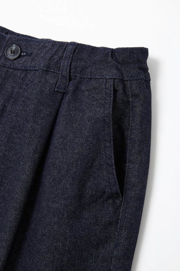 베이직 스판 밴딩 데님 반바지 CSPT101은 남성을 위한 캐주얼 스타일의 데님 반바지입니다. 블랙, 인디고, 라이트 블루 세 가지 색상으로 출시되었으며, 봄, 여름, 가을, 겨울 사계절 모두 활용 가능합니다. 허리 히든 밴딩과 원턱 주름 디테일, 사선 주머니, 뛰어난 신축성으로 편안한 착용감을 제공하는 레귤러핏 반바지입니다.
