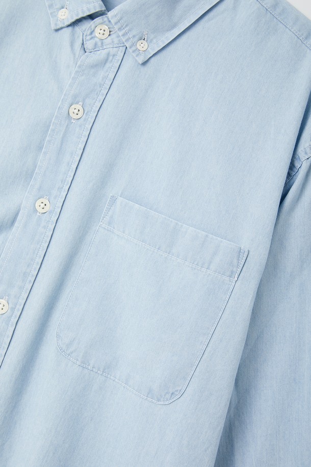 **봄여름 베이직 청 남방 CSH102**는 남성용 상의로, 봄과 여름에 적합한 얇은 두께의 루즈핏 셔츠입니다. 라이트블루와 블루 두 가지 색상으로 출시되었으며, 면 소재의 무지 디자인에 가슴 포켓과 소매 버튼 디테일이 돋보입니다. 차이나칼라와 긴 소매 기장으로 캐주얼하면서도 베이직한 스타일을 연출하며, 신축성은 없습니다.
