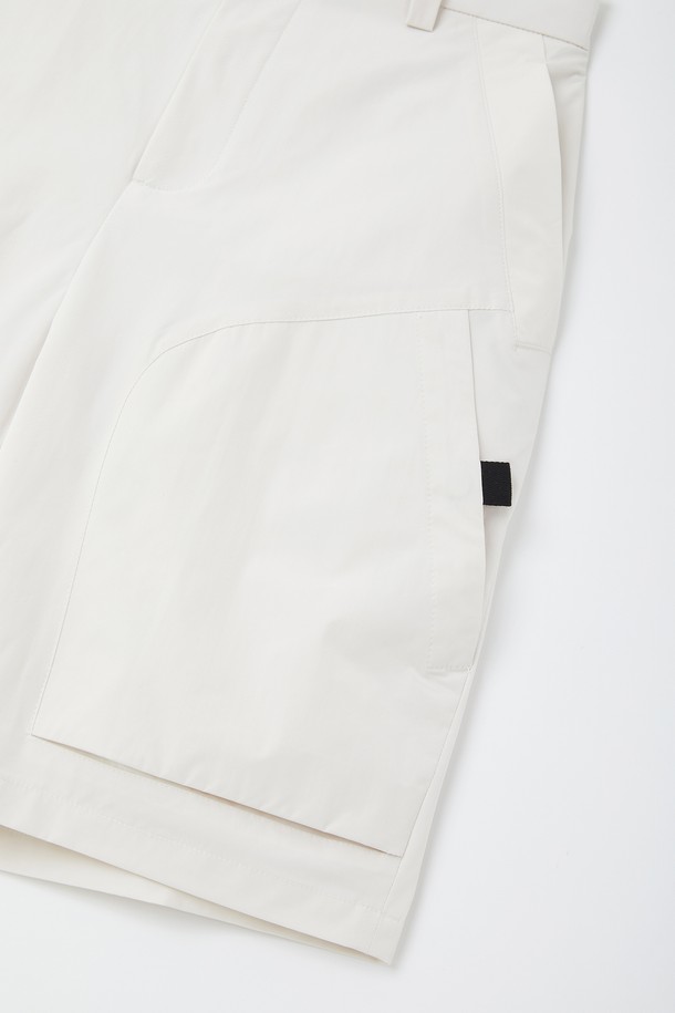 남성용 와이드 포켓 아이스 밴딩 반바지 CSPT105는 폴리에스터 소재로 제작되어 봄, 여름, 가을, 겨울에 모두 착용 가능하며, 베이지, 네이비, 민트 색상으로 출시되었습니다. 전면 와이드 포켓과 사선 포켓이 특징이며, 내구성 있는 플리 원단을 사용하여 편안한 착용감과 세탁 편리성을 제공합니다. 밴딩 처리된 와이드핏/레귤러핏 디자인으로 일상에서 스포티한 무드를 연출할 수 있습니다.
