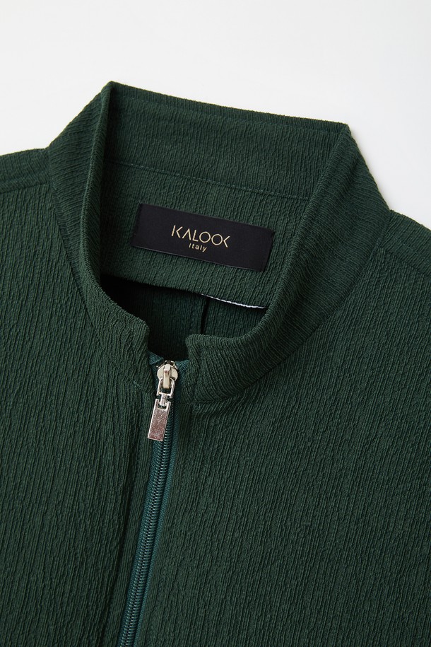 네이비와 그린 컬러로 제공되는 플리츠 집업 가디건 CJP127은 간절기에 활용하기 좋은 남성용 아우터입니다. 부드러운 촉감의 폴리에스테르와 레이온 혼방 소재, 레귤러핏으로 편안한 착용감을 선사하며, 히든 지퍼와 내부 포켓 디테일로 실용성을 더했습니다. 베이직하고 캐주얼한 스타일의 플리츠 디자인, 긴 소매와 중간 두께감으로 봄, 가을 일상에서 폭넓게 활용할 수 있습니다.
