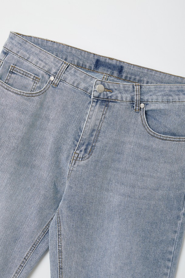 **7부 워싱 스판 데님 팬츠 CSPT107**

남성용 7부 워싱 스판 데님 팬츠로, 라이트 블루, 블루, 딥 블루 3가지 색상으로 만나보실 수 있습니다. 면과 스판 혼방 소재로 제작되어 편안한 착용감과 활동성을 자랑하며, 슬림핏, 레귤러핏, 와이드핏 등 다양한 핏을 선택할 수 있습니다. 7부 기장에 워싱 처리된 데님으로 캐주얼한 스타일을 연출하며, 스판 신축성, 포켓 라인 디테일, 가죽 패치 포인트로 포인트를 더했습니다.
