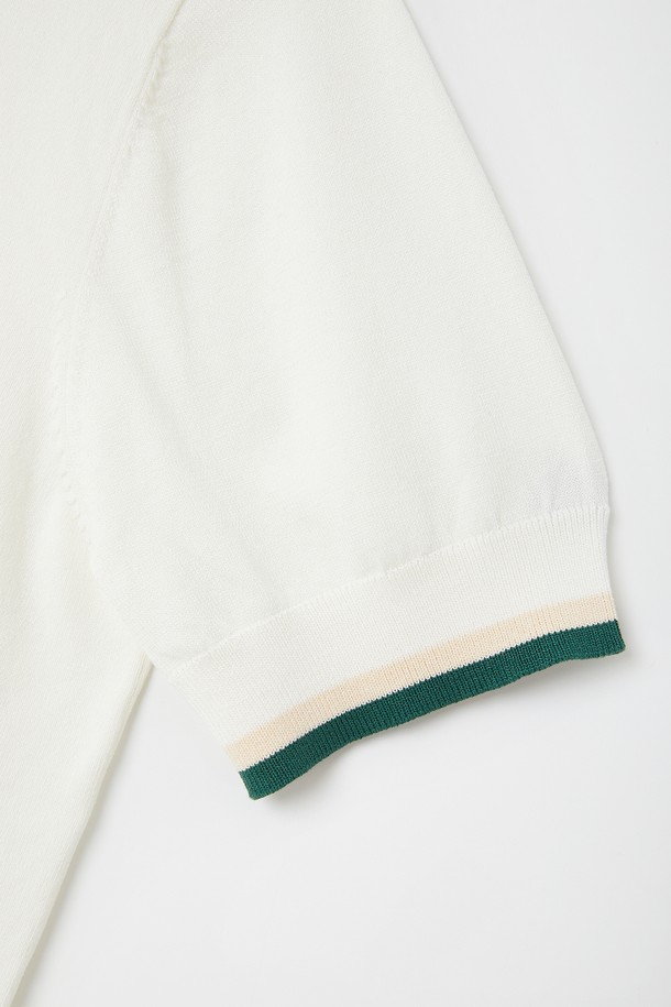 라이프앤 골프 라운드 카라 반팔 니트티 CSTEE113은 골프 및 일상에서 활용 가능한 공용 니트 티셔츠입니다. 네이비와 화이트 두 가지 색상으로 제공되며, 봄, 여름, 가을, 겨울 사계절 모두 착용 가능합니다. 레이온과 나일론 혼방의 베이직핏 반팔 니트 티셔츠로, 라운드넥에 카라가 추가된 모던하고 세련된 스트라이프 디자인이 특징입니다.
