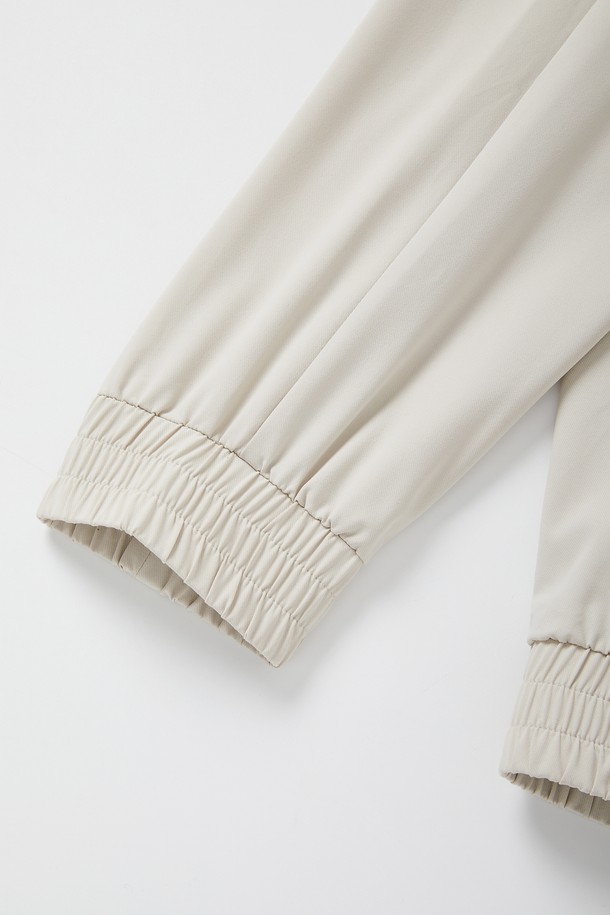 베이직한 컬러감의 여성 쿨링 밴딩 스판 조거 팬츠입니다. 부드러운 촉감의 폴리에스터와 폴리우레탄 혼방 소재로 제작되어 편안한 착용감을 선사하며, 릴랙스 핏과 밴딩 허리, 스판 신축성으로 활동성을 높였습니다. 캐주얼, 스포티 스타일의 조거 핏 긴바지로, 카고 포켓 디테일이 돋보여 일상 및 야외 활동에 활용하기 좋습니다.
