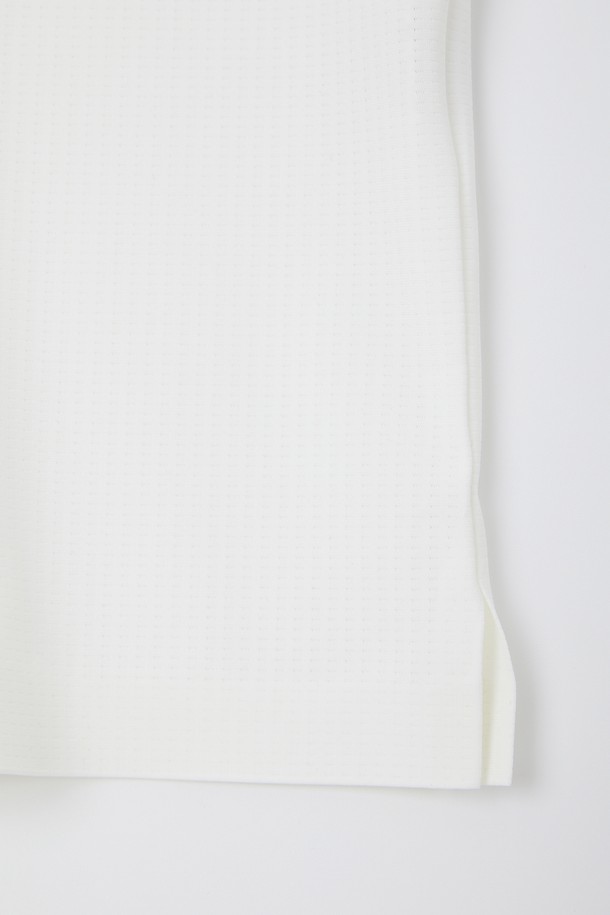 데일리앤 골프 퀵드라이 스판 카라 반팔티 CSTEE116는 골프, 일상, 야외활동 등 다용도로 활용 가능한 공용 상의입니다. 화이트와 네이비 두 가지 색상으로 출시되었으며, 봄, 여름, 가을, 겨울 사계절 모두 착용 가능합니다. 땀을 빠르게 흡수하고 건조시키는 속건 기능과 냉감 기능이 적용되었으며, 베이직핏의 무지 디자인에 리플렉티브 디테일로 포인트를 더했습니다.
