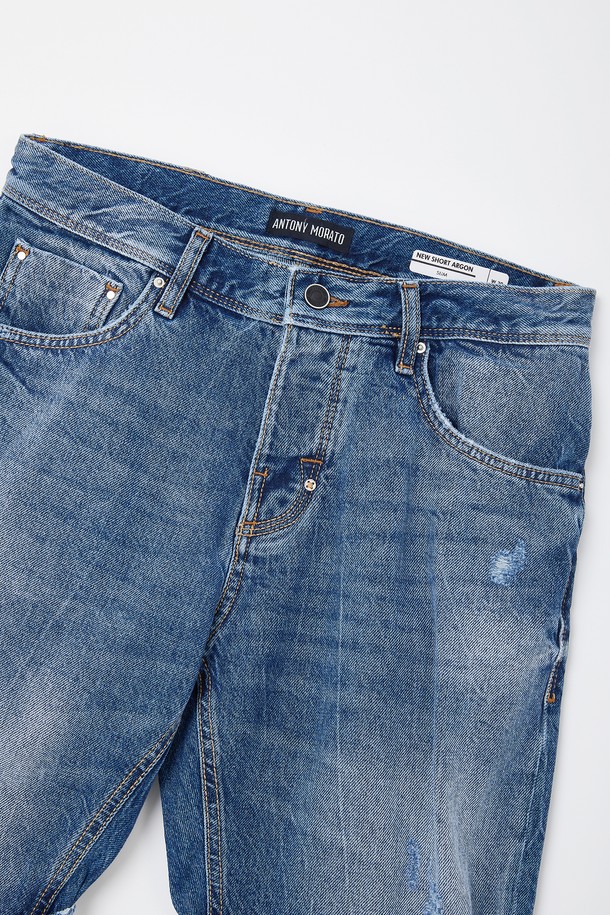 데미지 포인트 청 반바지 CSPT109는 여름철 캐주얼 스타일을 완성하는 슬림핏 반바지입니다. 면과 데님 소재로 제작되어 내구성이 뛰어나며, 워싱 및 데미지 디테일이 돋보입니다. 금속 리벳 장식, 허리 가죽패치 스티치, 버튼형 여밈으로 포인트를 더했으며, 지퍼 수선이 가능합니다.
