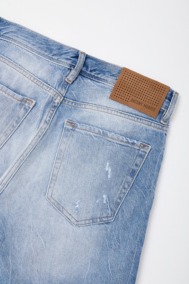 라이트 블루 컬러의 디스트로이드 디테일이 돋보이는 캐주얼 청반바지입니다. 데님과 면 혼방 소재로 제작되어 편안한 착용감을 선사하며, 조거핏 디자인으로 활동성을 높였습니다. 금속 리벳, 허리 가죽 패치, 디스트로이드 디테일 부분 안쪽 이중덧댐, 버튼형 디자인으로 포인트를 더한 여름철 필수 아이템입니다.
