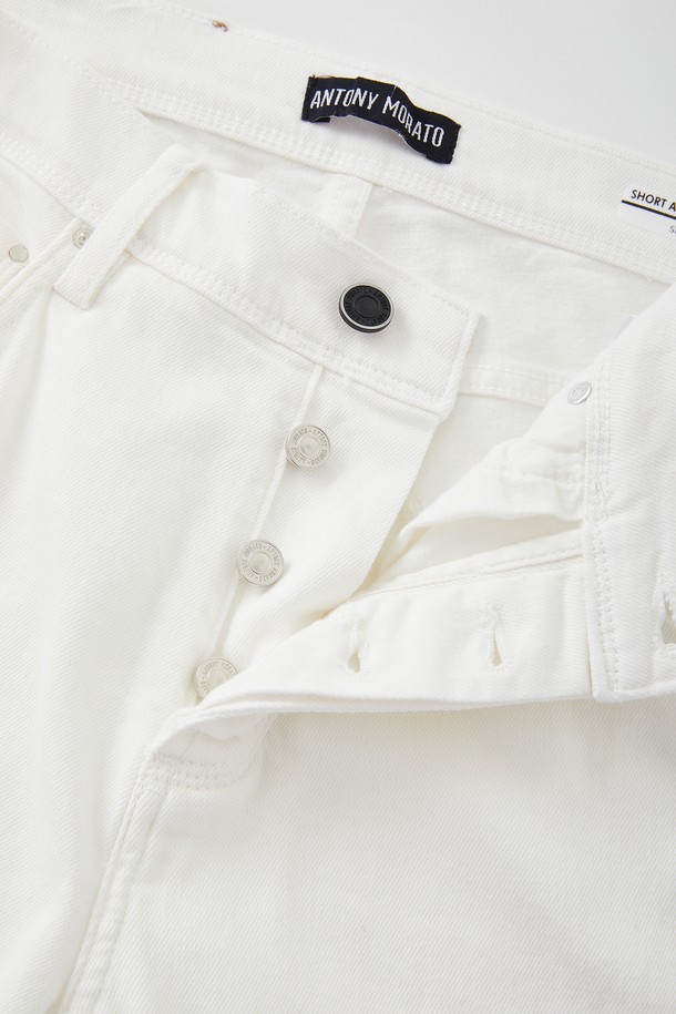 워크 스판 카고 반바지 CSPT111는 여름철 캐주얼 스타일을 완성하는 데 적합한 반바지입니다. 부드러운 촉감의 면, 폴리우레탄 혼방 소재로 제작되어 편안한 착용감을 제공하며, 신축성이 뛰어나 활동성을 높였습니다. 와이드 핏과 루즈핏 디자인으로 편안함을 강조하고, 카고 포켓 디테일로 실용성을 더했습니다. 화이트, 올리브 두 가지 색상으로 출시되었으며, 히든 포켓, 포켓 금속 리벳, 뒷면 허리 가죽 패치 등의 특징으로 미니멀하면서도 워크웨어 무드를 연출합니다. 동네 마실룩, 여행룩, 휴가룩 등 다양한 TPO에 활용하기 좋습니다.
