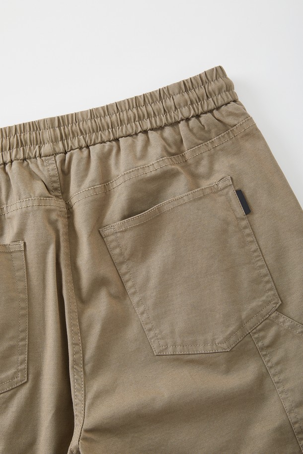 카펜터 워크 밴딩 하프 팬츠 CSPT112는 면과 폴리우레탄 혼방 소재로 제작되어 사계절 내내 편안하게 착용할 수 있는 하프 기장의 바지입니다. 블랙, 브라운 두 가지 색상으로 제공되며, 밴딩 처리와 레귤러핏으로 편안한 착용감을 선사하며, 캐주얼한 스타일 연출에 용이합니다. 클립 버튼 디테일과 카펜터 디테일 디자인, 실용적인 디자인으로 데일리룩에 활용하기 좋습니다.
