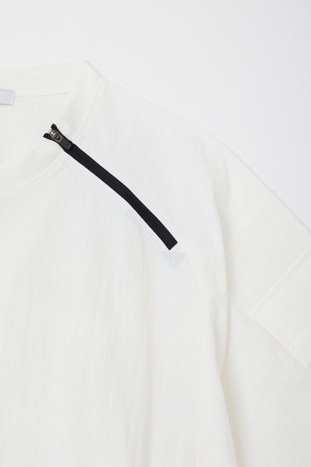 **여성 오버핏 크롭 아노락 반팔티 CSTEE124**는 가볍고 내구성이 좋은 나일론 소재의 여성 반팔 티셔츠입니다. 스포티하고 캐주얼한 스타일로, 라운드넥에 무지 디자인, 크롭 기장과 오버핏으로 트렌디함을 더했습니다. 사선 지퍼 디테일, 밑단 스트링, 슬리브 포켓 등의 특징과 화이트, 블랙, 그린 세 가지 색상으로 데일리 및 스포츠 활동에 활용하기 좋습니다.
