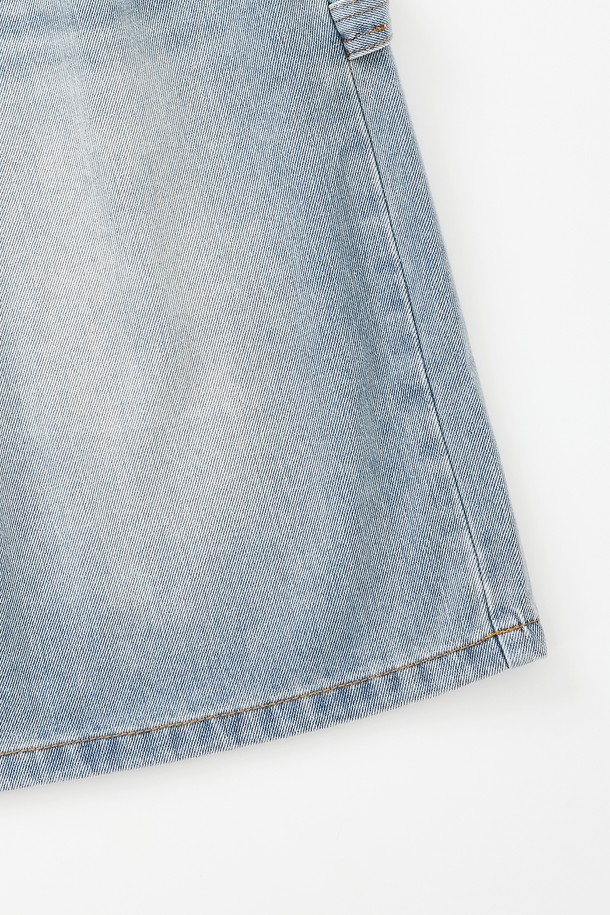 블루와 블랙 색상으로 출시된 와이드 카펜터 데님 하프 팬츠 CSPT120입니다. 면 소재로 제작되어 사계절 내내 편안하게 착용 가능하며, 캐주얼한 스타일을 연출하기 좋습니다. 5부보다 살짝 긴 하프 기장에 카펜터 포켓 디테일, 위싱 가공, 튼튼한 내구성이 특징인 와이드핏 데님 팬츠입니다.
