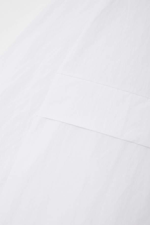 여성 아노락 바람막이 점퍼 CJP129는 봄, 여름, 가을, 겨울 사계절 모두 활용 가능한 실용적인 아이템입니다. 화이트, 블랙, 그린 세 가지 색상으로 출시되었으며, 가볍고 부드러운 면과 폴리에스터 혼방 소재로 제작되어 편안한 착용감을 선사합니다. 세미 오버핏에 밑단 조절 스트링이 있어 다양한 스타일 연출이 가능하며, 일상복으로 스포티한 무드를 더해줍니다.
