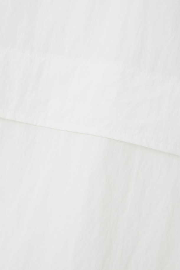 여성 투포켓 집업 바람막이 점퍼 CJP130은 간절기 시즌에 가볍게 걸치기 좋은 베이직 스타일의 아우터입니다. 부드러운 촉감의 면과 폴리에스터 혼방 소재로 제작되었으며, 화이트, 블랙, 그린 세 가지 색상으로 만나보실 수 있습니다. 레귤러핏에 얇은 두께감, 긴 소매 기장으로 편안한 착용감을 선사하며, 투포켓 디자인과 밑단 조절 스트링, 경량으로 실용성을 더했습니다.
